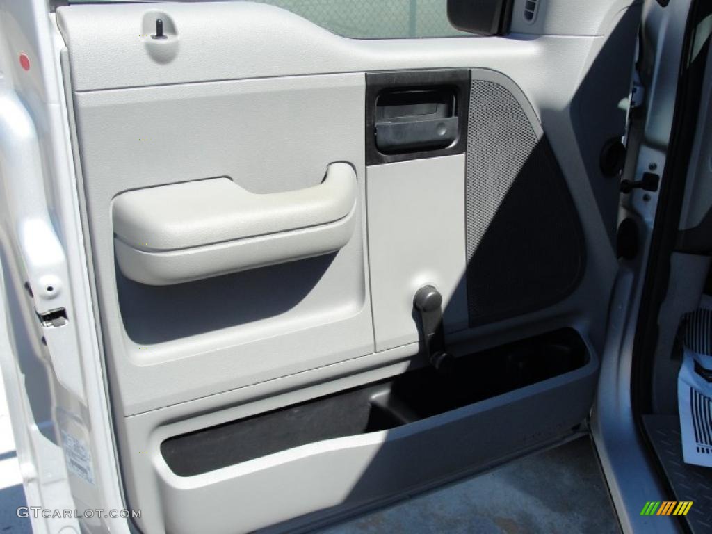 2005 F150 XLT Regular Cab - Silver Metallic / Medium Flint Grey photo #26