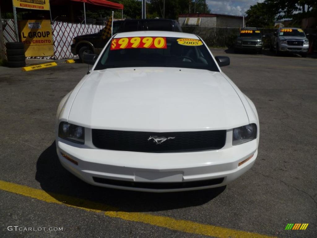 2005 Mustang V6 Deluxe Coupe - Performance White / Light Graphite photo #2