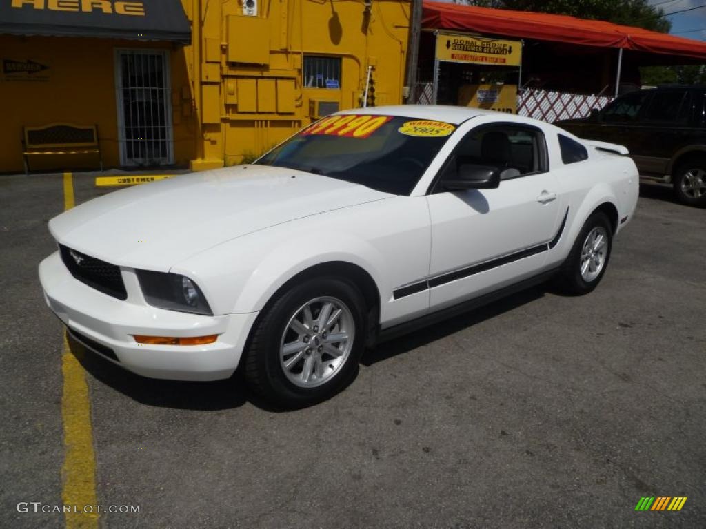 2005 Mustang V6 Deluxe Coupe - Performance White / Light Graphite photo #3