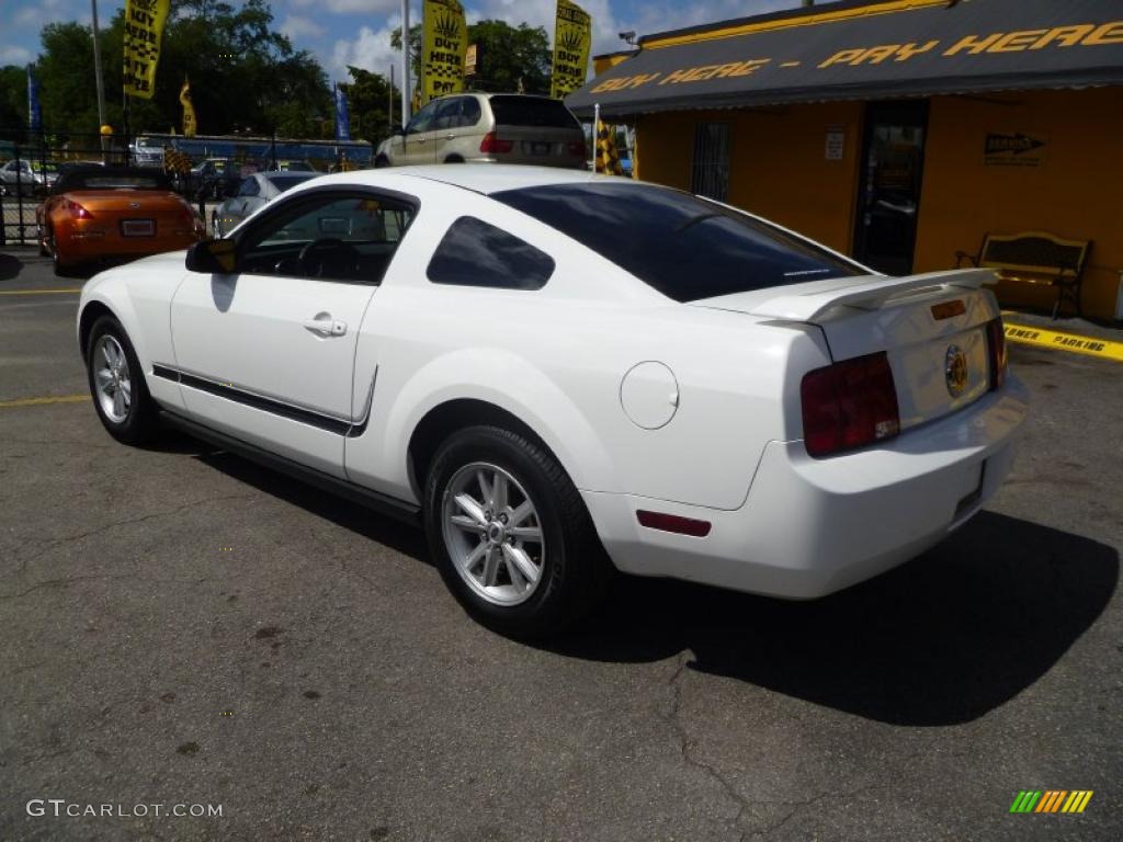 2005 Mustang V6 Deluxe Coupe - Performance White / Light Graphite photo #4