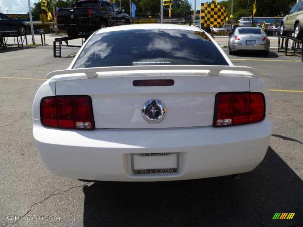 2005 Mustang V6 Deluxe Coupe - Performance White / Light Graphite photo #5