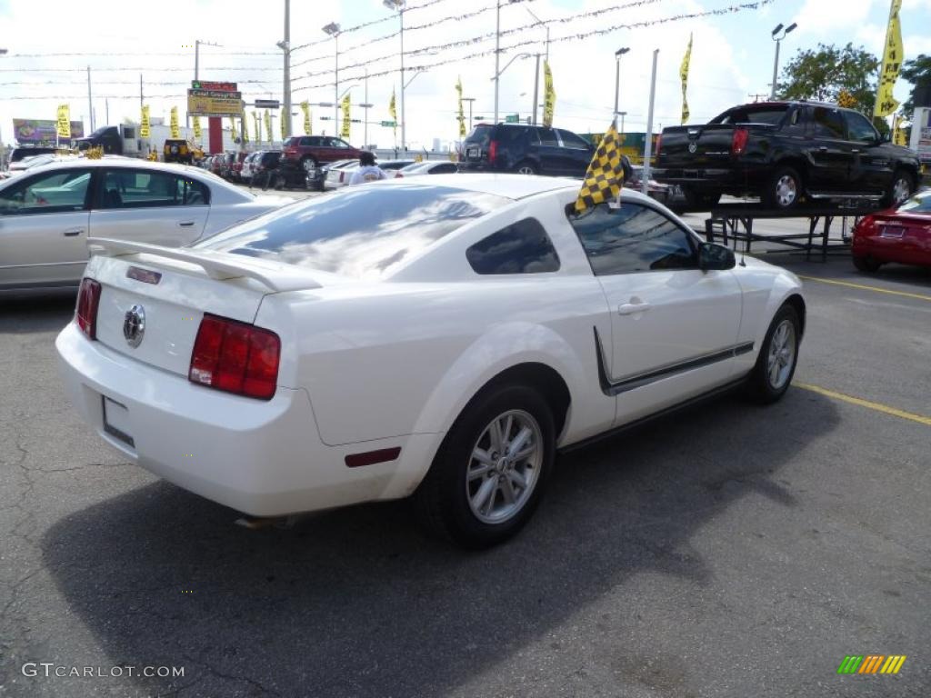 2005 Mustang V6 Deluxe Coupe - Performance White / Light Graphite photo #6