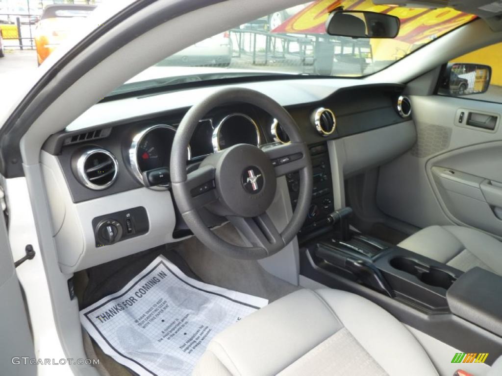 2005 Mustang V6 Deluxe Coupe - Performance White / Light Graphite photo #7