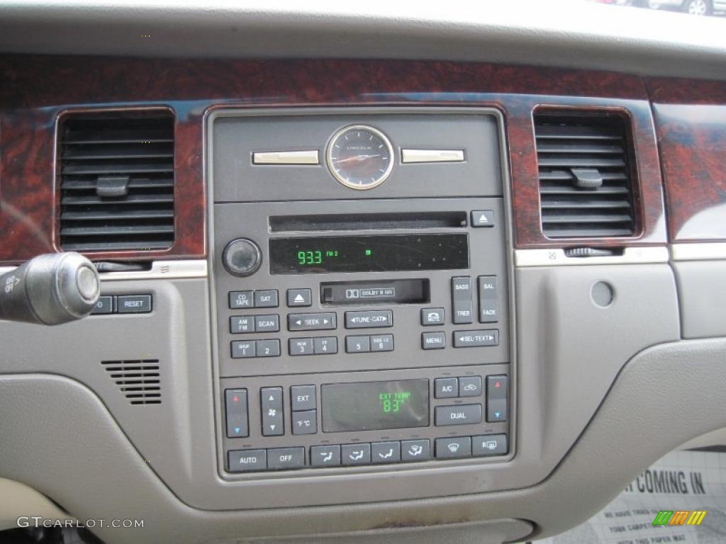 2006 Lincoln Town Car Signature Controls Photo #48623123