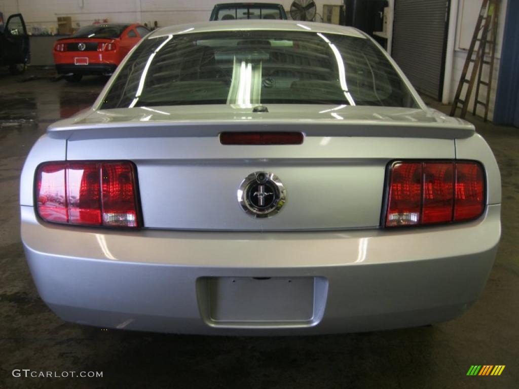 2009 Mustang V6 Premium Coupe - Brilliant Silver Metallic / Light Graphite photo #13
