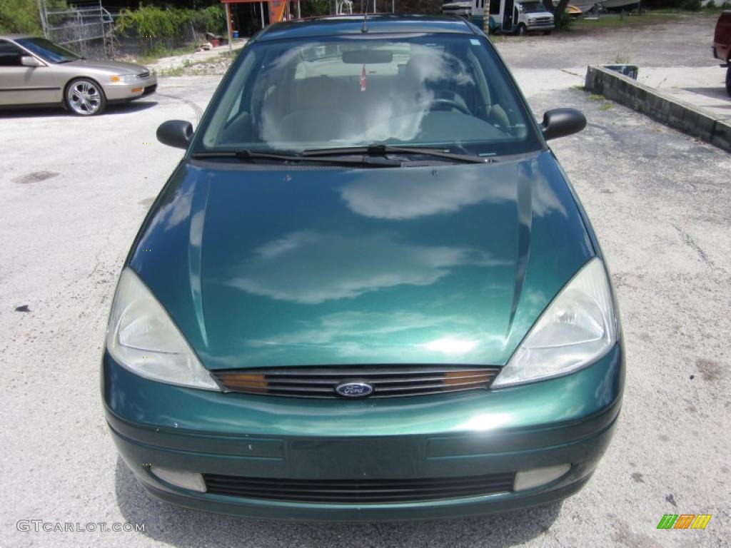 2001 Focus SE Sedan - Rainforest Green Metallic / Medium Pebble photo #1