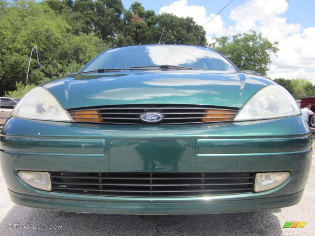 2001 Focus SE Sedan - Rainforest Green Metallic / Medium Pebble photo #2
