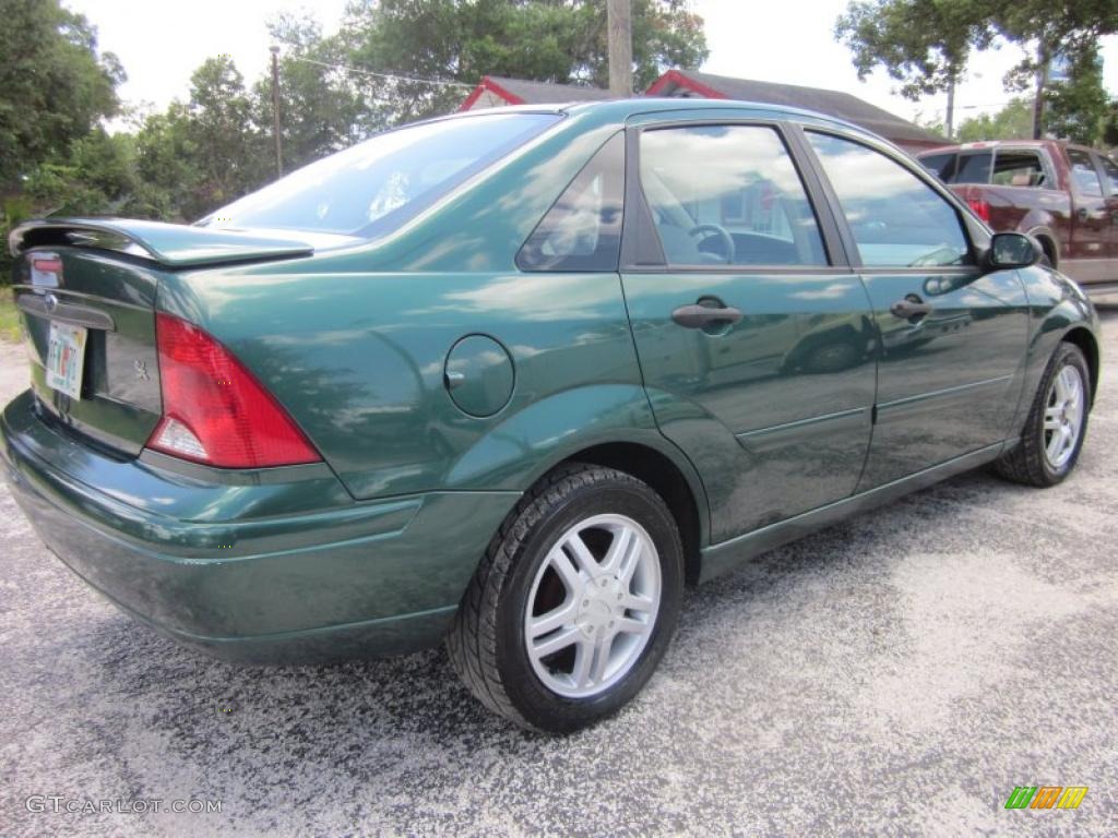 2001 Focus SE Sedan - Rainforest Green Metallic / Medium Pebble photo #10