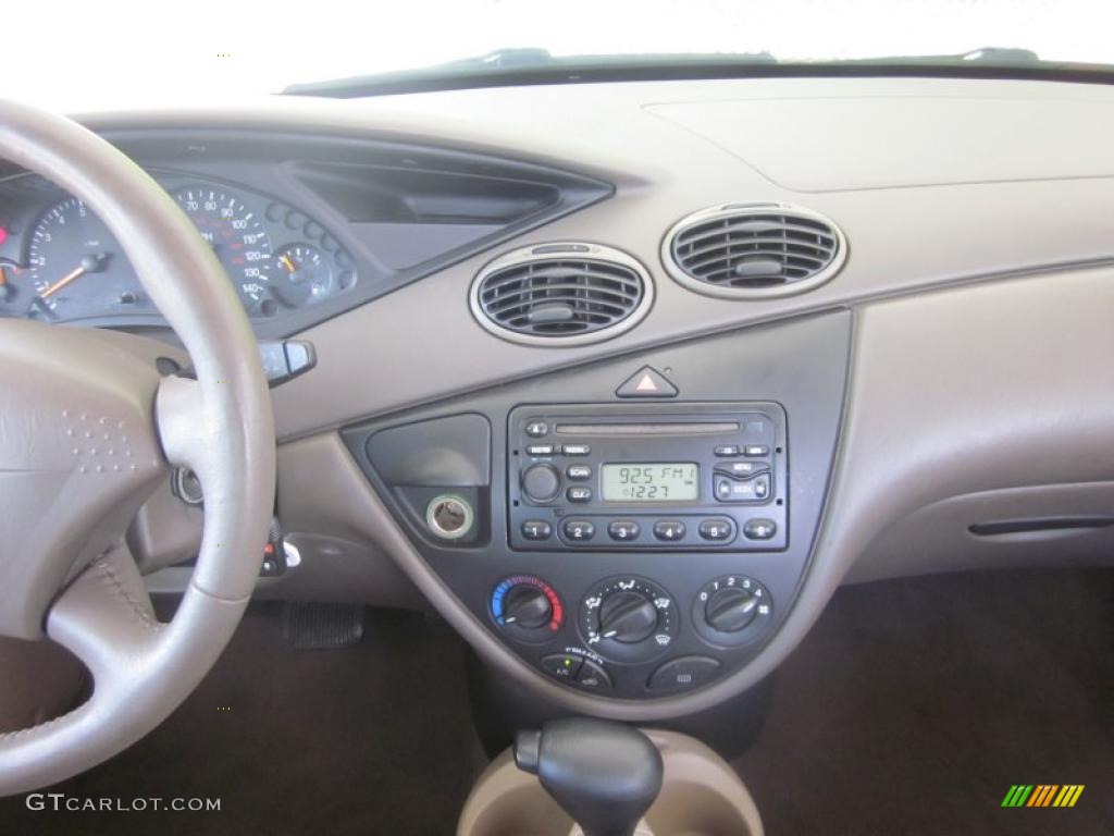 2001 Ford Focus SE Sedan Controls Photo #48635657