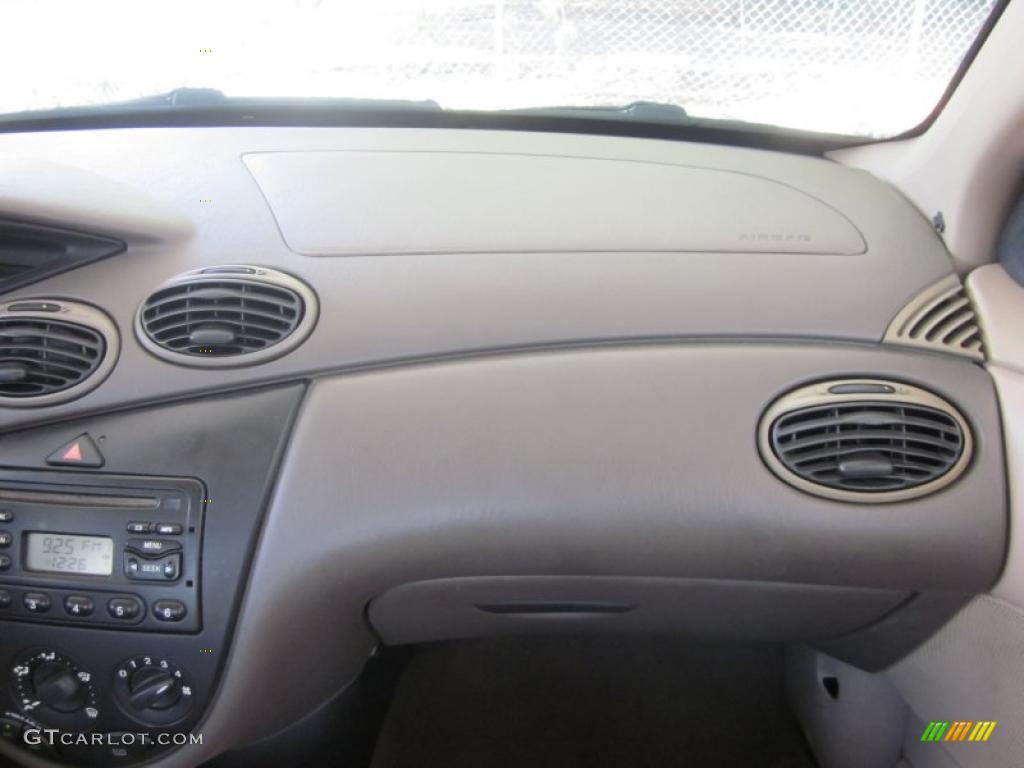 2001 Focus SE Sedan - Rainforest Green Metallic / Medium Pebble photo #24