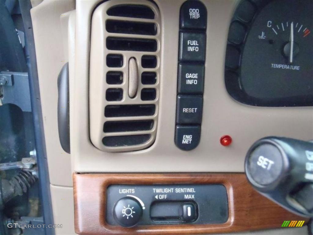 1999 Buick Park Avenue Standard Park Avenue Model Controls Photo #48637863