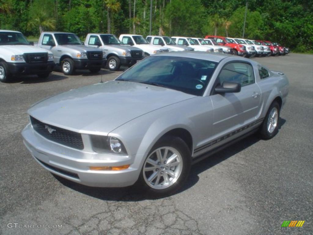2008 Mustang V6 Deluxe Coupe - Brilliant Silver Metallic / Light Graphite photo #1