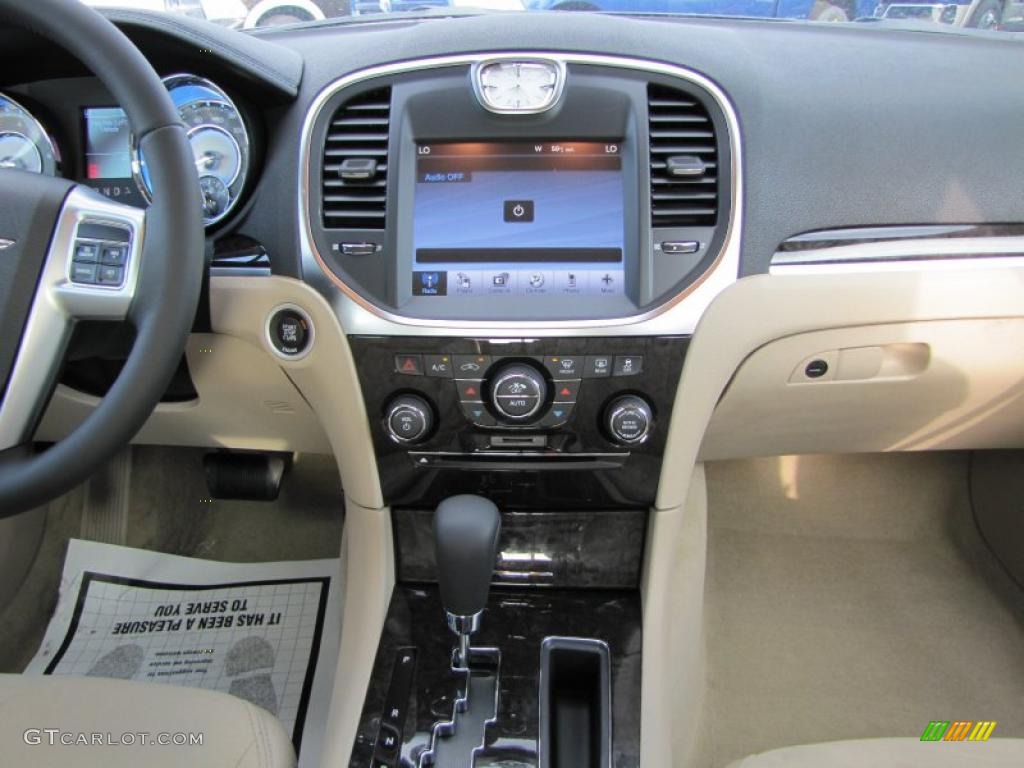 2011 Chrysler 300 Standard 300 Model Black/Light Frost Beige Dashboard Photo #48647713