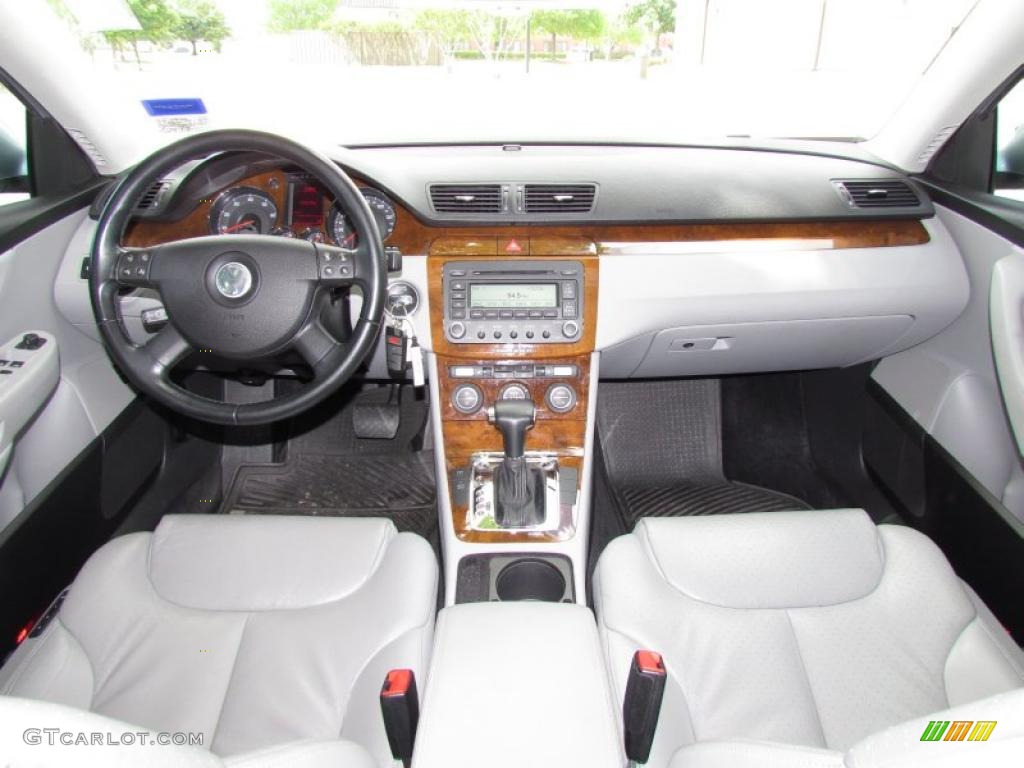 2006 Volkswagen Passat 3.6 Sedan Classic Grey Dashboard Photo #48647743