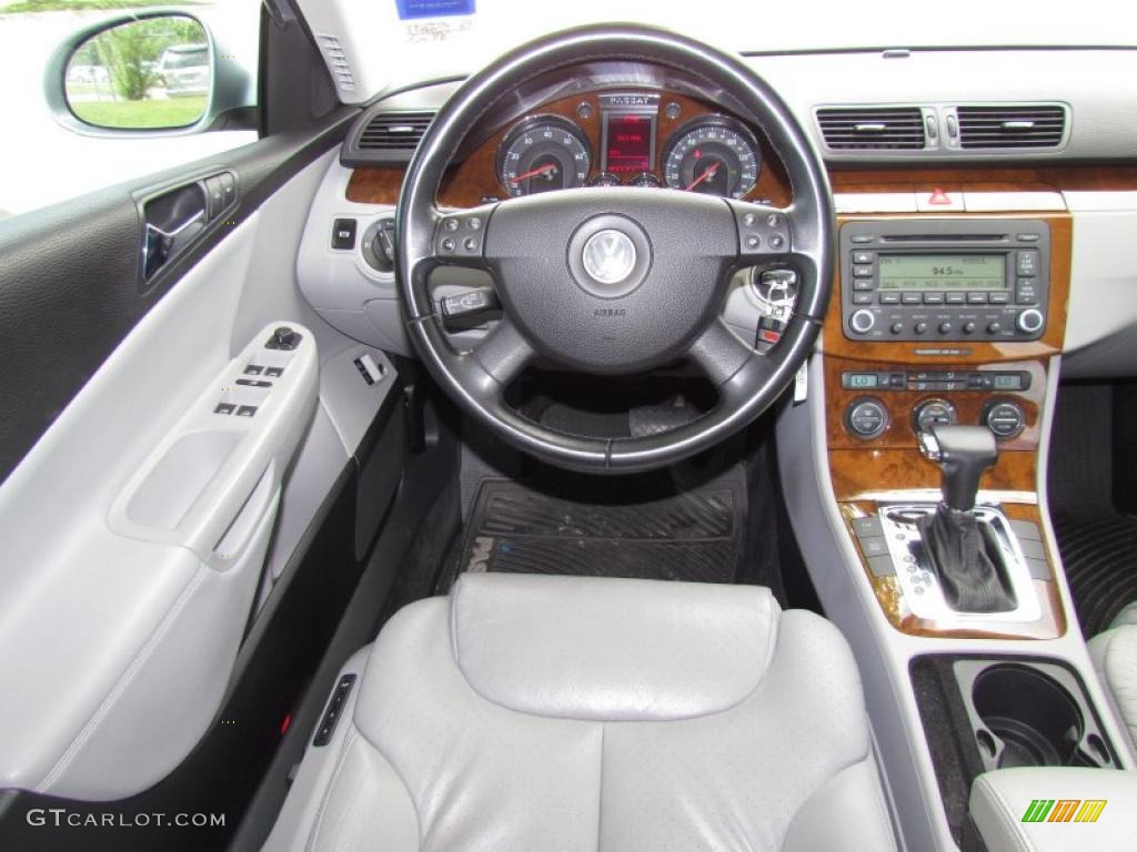 2006 Volkswagen Passat 3.6 Sedan Classic Grey Dashboard Photo #48647755