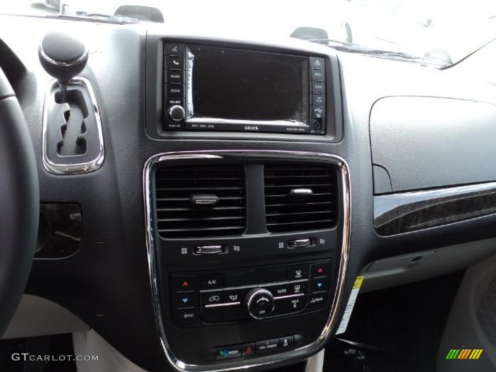 2011 Dodge Grand Caravan Crew Controls Photo #48652183