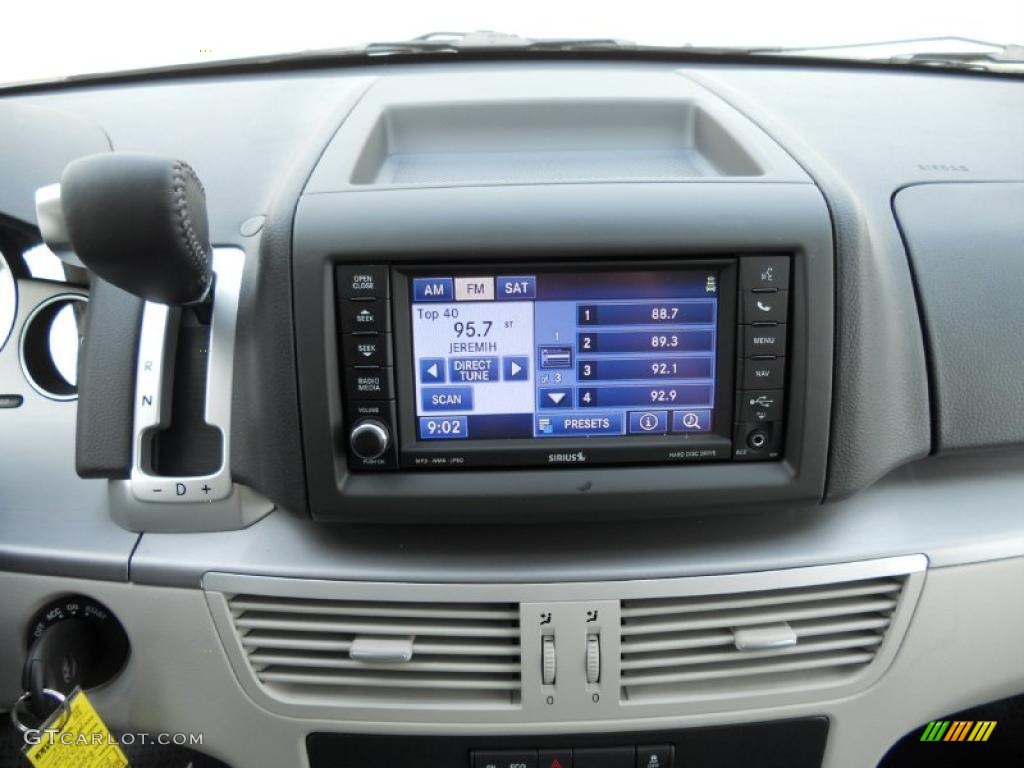 2011 Volkswagen Routan SEL Controls Photo #48661573