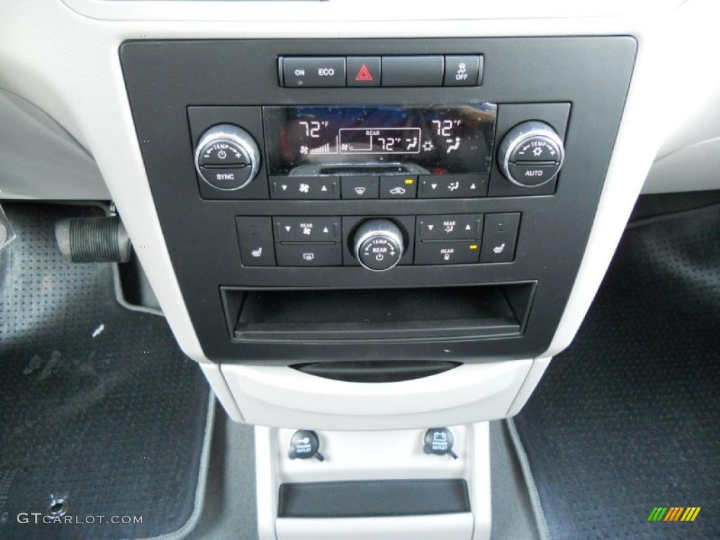 2011 Volkswagen Routan SEL Controls Photo #48661585