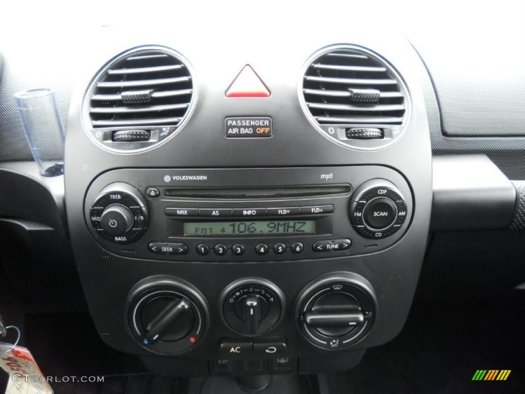 2008 Volkswagen New Beetle S Coupe Controls Photo #48662161