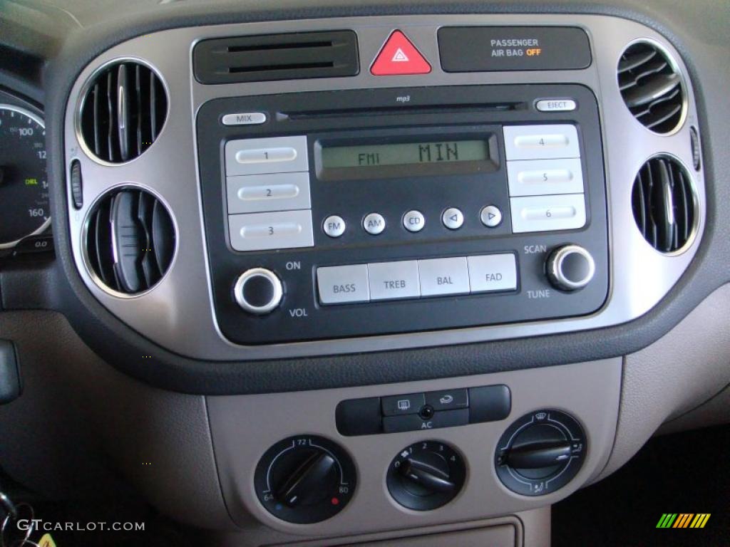 2009 Volkswagen Tiguan S Controls Photo #48675801