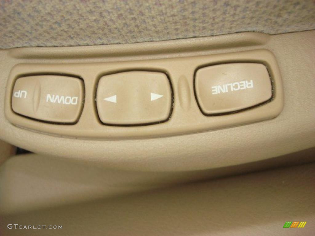 2002 Saturn L Series LW300 Wagon Controls Photo #48677035