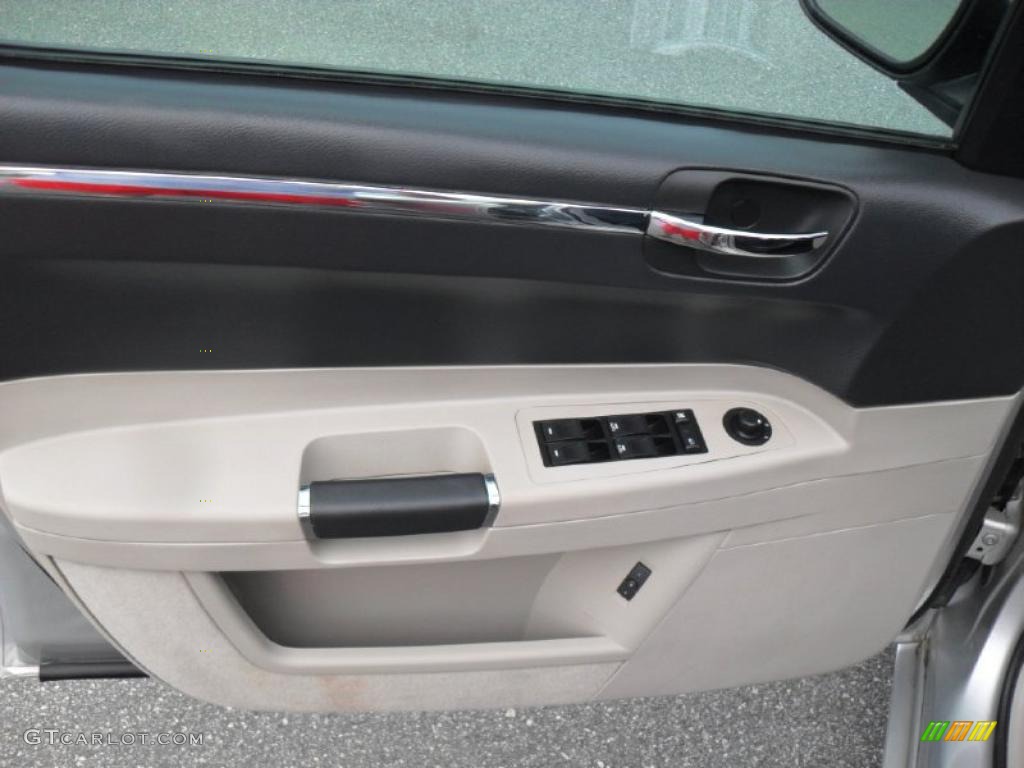 2006 Chrysler 300 C SRT8 Dark Slate Gray/Light Graystone Door Panel Photo #48680567