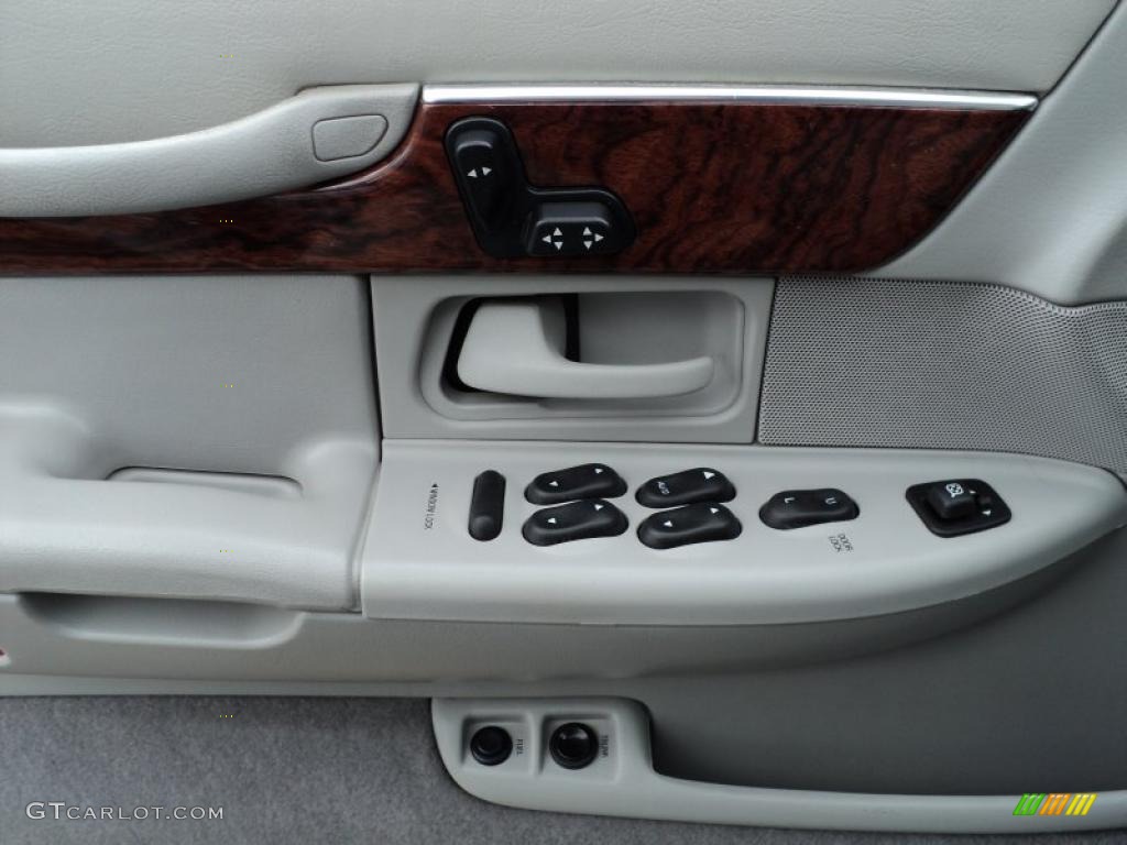 2002 Mercury Grand Marquis GS Controls Photo #48684750