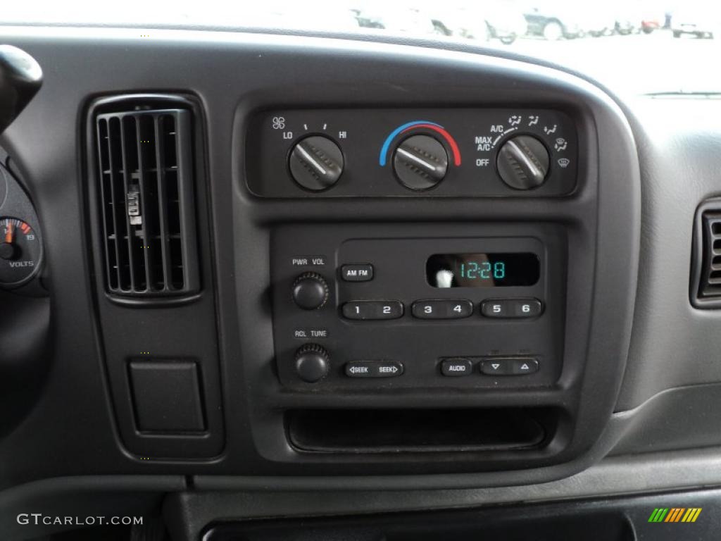 2001 Chevrolet Express 1500 Cargo Van Controls Photo #48685904
