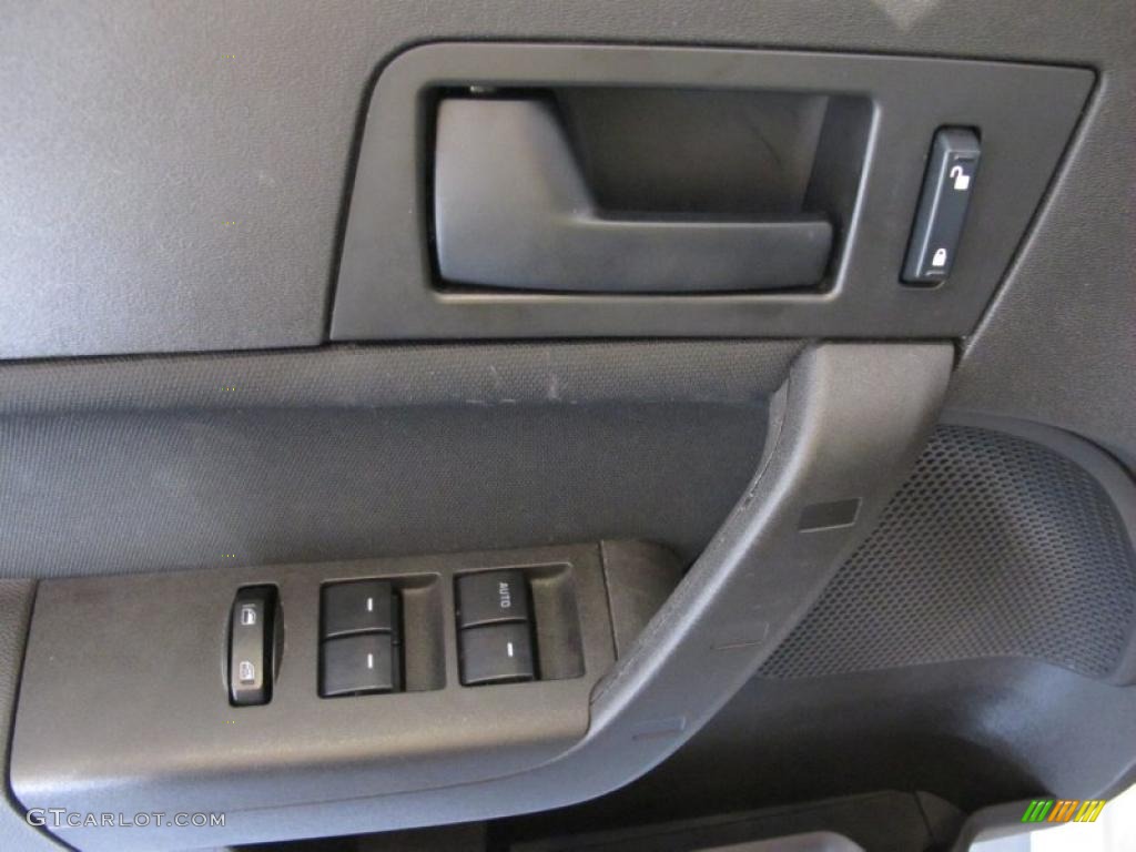 2009 Focus SE Sedan - Brilliant Silver Metallic / Charcoal Black photo #14