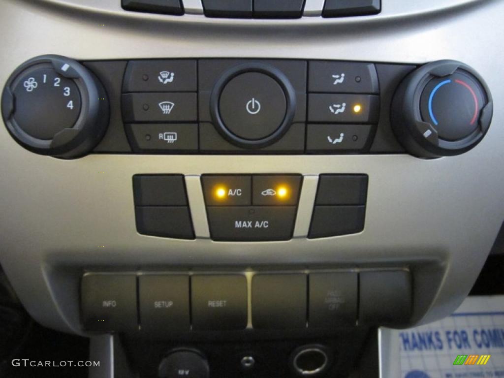 2009 Focus SE Sedan - Brilliant Silver Metallic / Charcoal Black photo #19