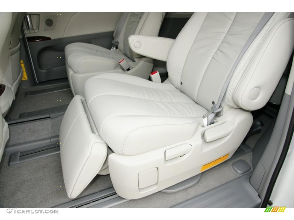 2011 Sienna XLE AWD - Super White / Light Gray photo #9