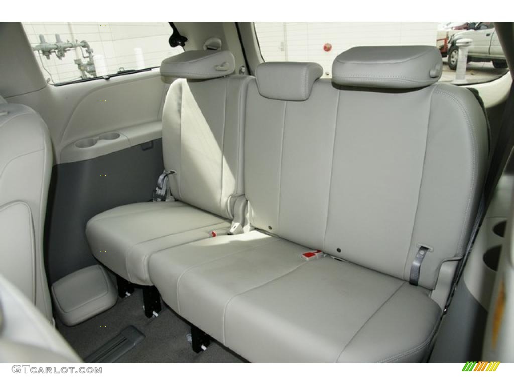 2011 Sienna XLE AWD - Super White / Light Gray photo #10