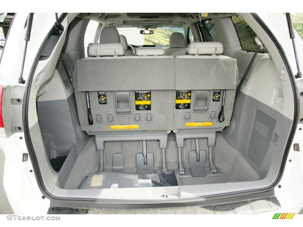 2011 Sienna XLE AWD - Super White / Light Gray photo #11