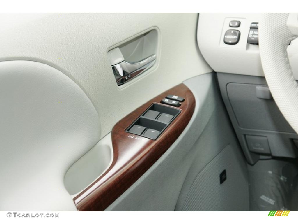 2011 Sienna XLE AWD - Super White / Light Gray photo #16