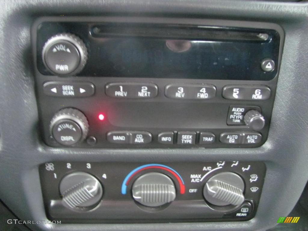 2004 Chevrolet Blazer LS 4x4 Controls Photo #48695094