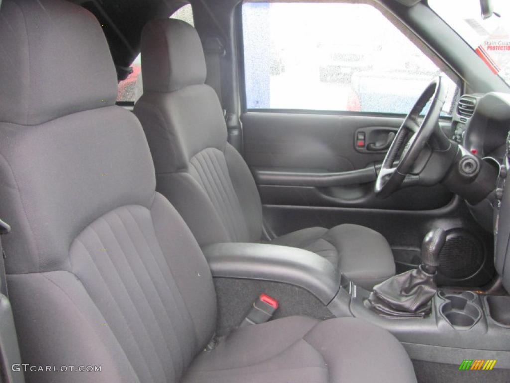 Graphite Gray Interior 2004 Chevrolet Blazer LS 4x4 Photo #48695192