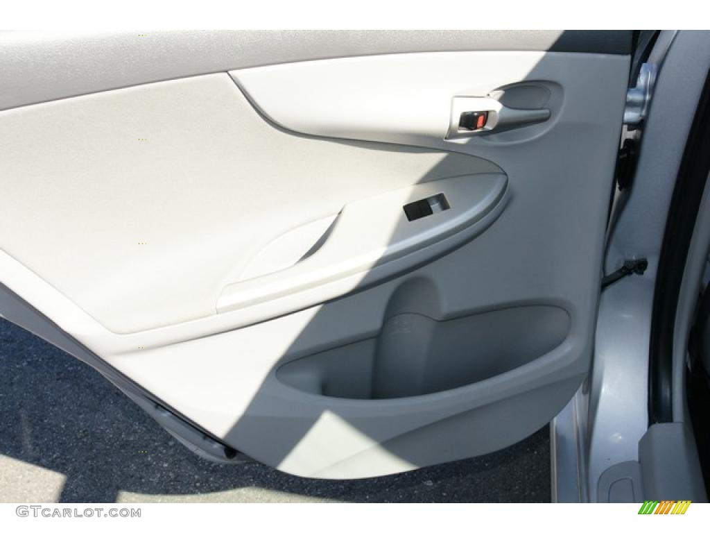2010 Corolla LE - Classic Silver Metallic / Ash photo #15