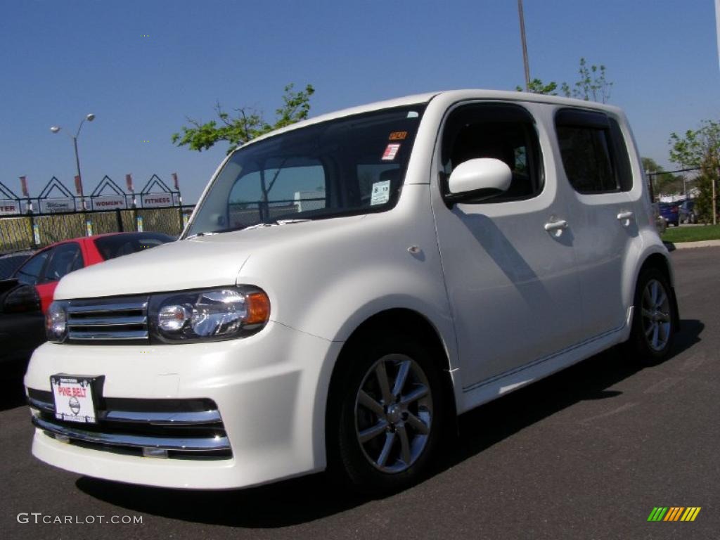 White Pearl Nissan Cube