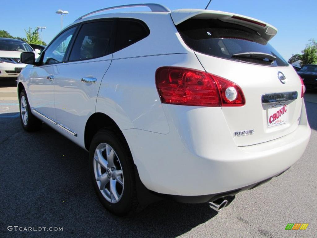2011 Rogue SV - Pearl White / Gray photo #3