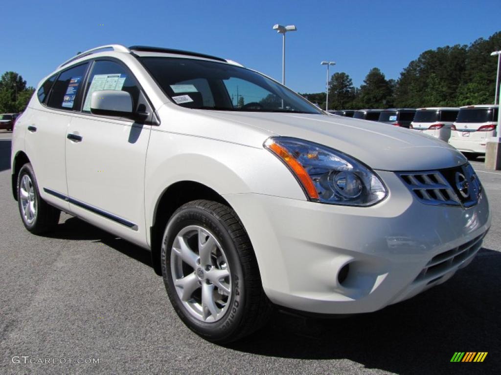 2011 Rogue SV - Pearl White / Gray photo #7