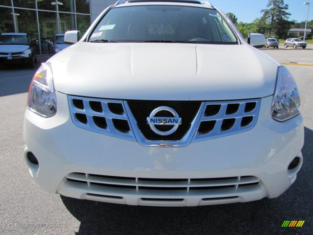 2011 Rogue SV - Pearl White / Gray photo #8