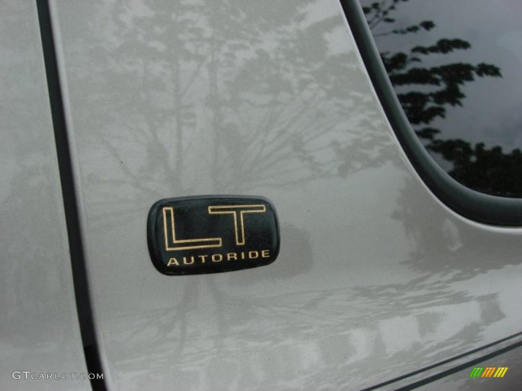 2001 Chevrolet Suburban 1500 LT 4x4 Marks and Logos Photos