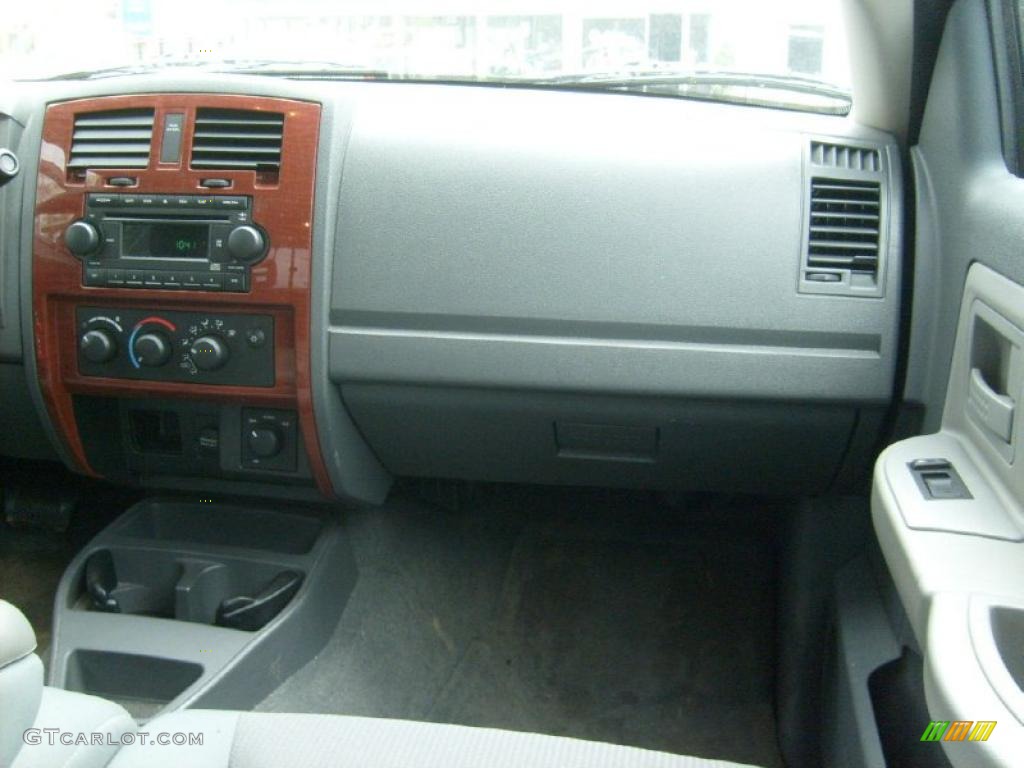 2005 Dakota SLT Quad Cab 4x4 - Bright White / Medium Slate Gray photo #18