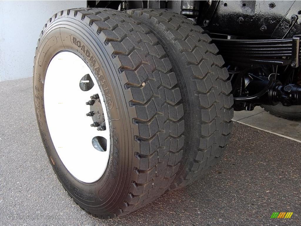 2007 GMC C Series TopKick C4500 Regular Cab Chassis Moving Truck Wheel Photo #48732204