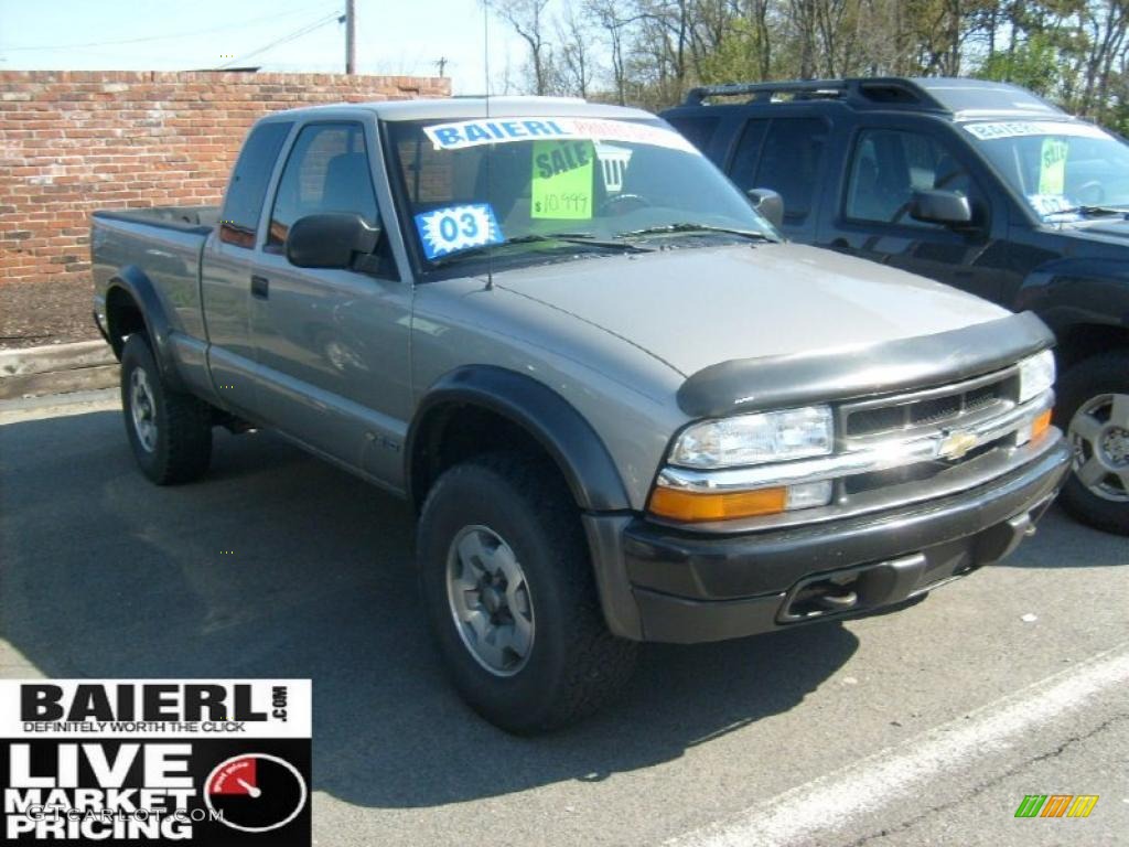2003 S10 LS Extended Cab 4x4 - Light Pewter Metallic / Graphite photo #1