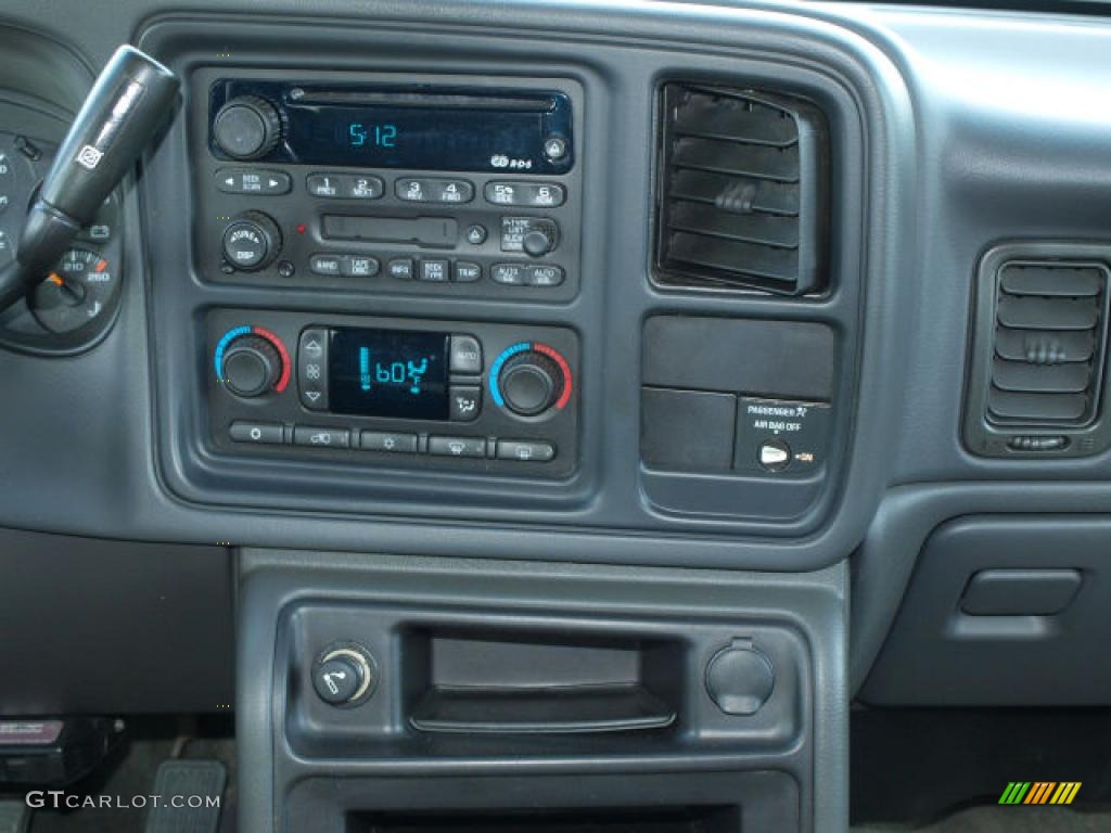 2003 Chevrolet Silverado 2500HD LS Extended Cab Controls Photo #48736136
