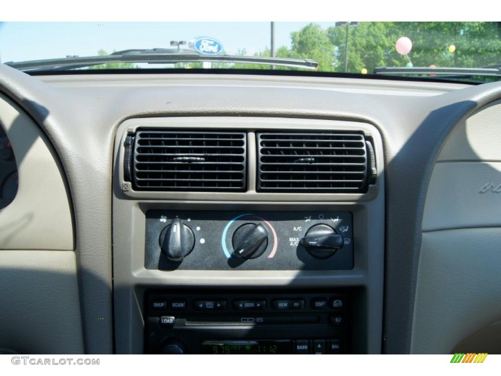 2001 Ford Mustang V6 Coupe Controls Photo #48741537