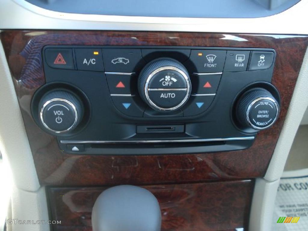 2011 Chrysler 300 C Hemi Controls Photo #48747701