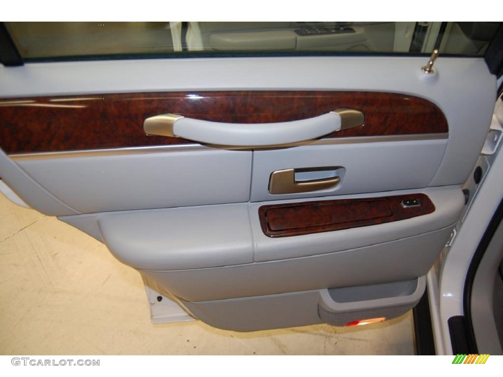 2006 Lincoln Town Car Signature Dove Door Panel Photo #48749046