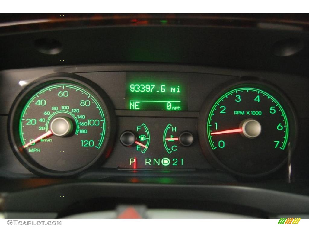 2006 Lincoln Town Car Signature Gauges Photo #48749057
